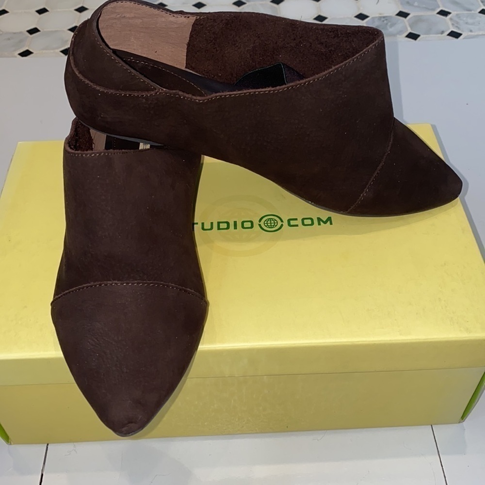 Max Studio Lively 2 dark brown 💯 suede flats. Traction bottom. Size 7.NWT/ box